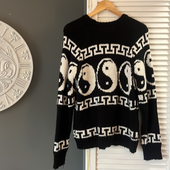 Yin Yang sweater - Picture 4 of 4